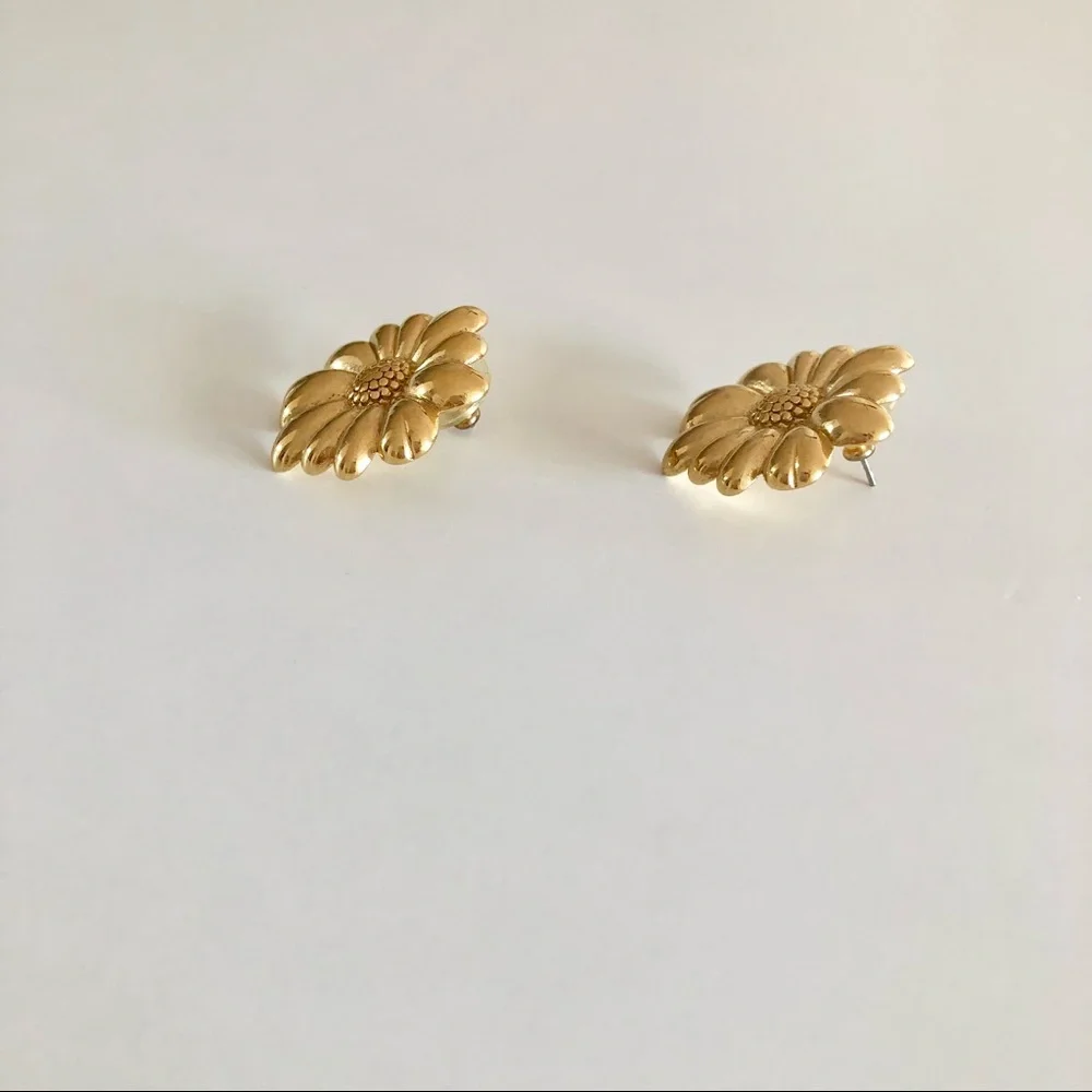 Vintage Gold Floral Daisy Earrings